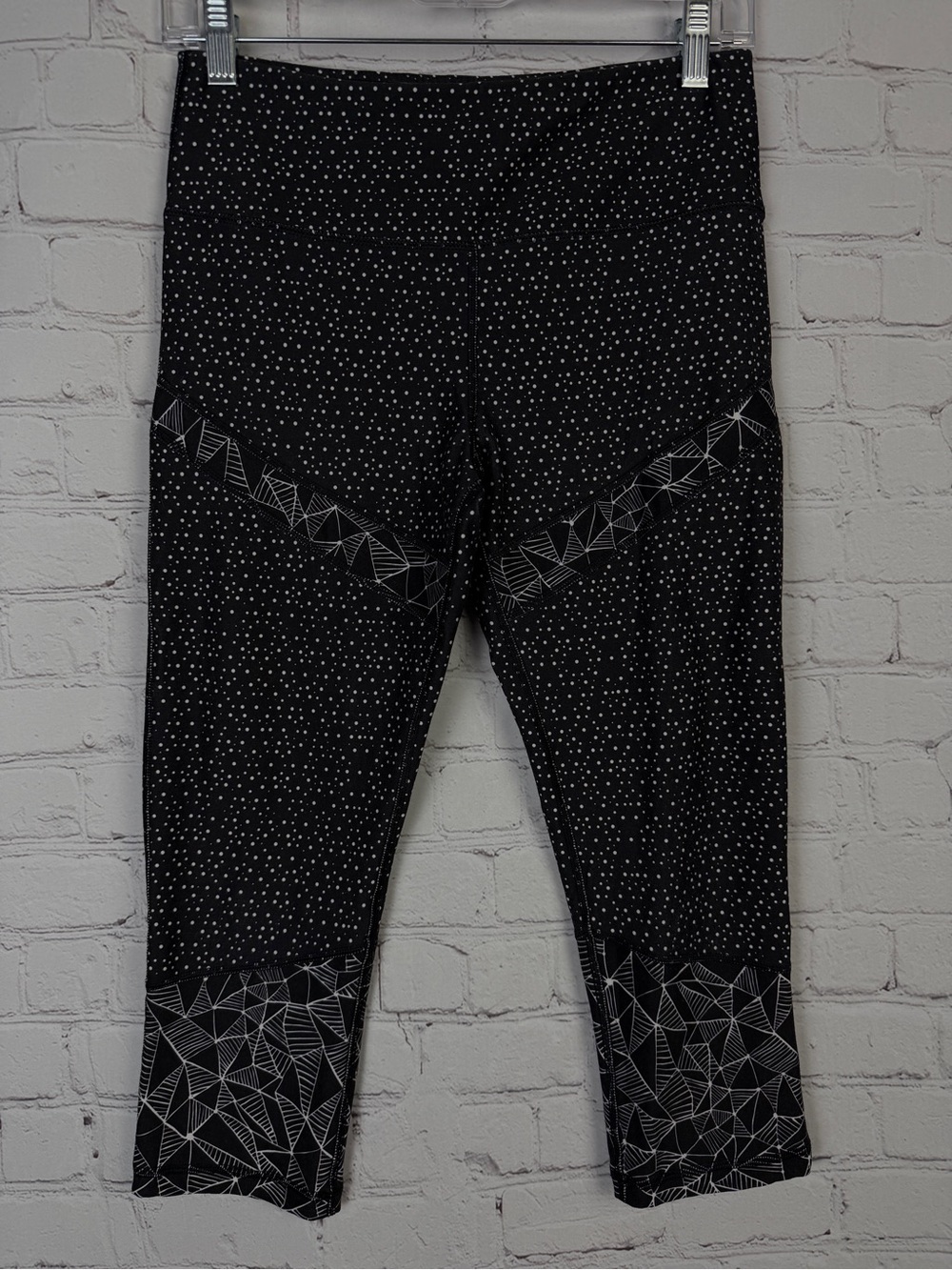 SCORPIO SOLE black patterned active cropped capri workout leggings, size S